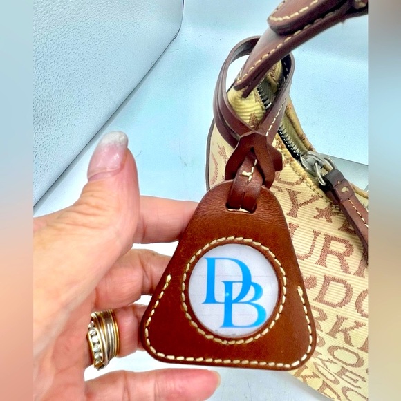 A DOONEY & BOURKE MONOGRAM PURSE OF  COATED COTTON WITH LEATHER ACCENTS. - Picture 11 of 16